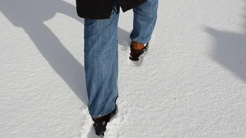 Man Walking Outdoors In Deep Winter Snow Vidéo 81154643