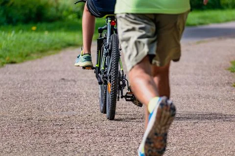 Man walking on a path, helathy activity to make exercice 库存照片