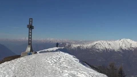 Man walking on the peak of Mount Muggio, Valsassina Vídeo Stock 155202037