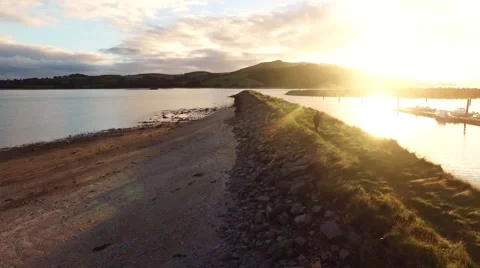 Man walking on pier sunset. 库存影片 56182244