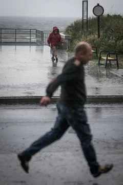 Man walking in the rain Stock-Fotos