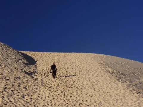 Man walking on a sand dune Foto stock