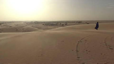Man walking on sand dunes, around Chinguetti, Sahara desert, Mauritania Vídeo Stock 149646690