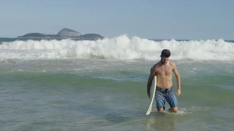 Man walking in sea with surfboard 库存影片 49619947
