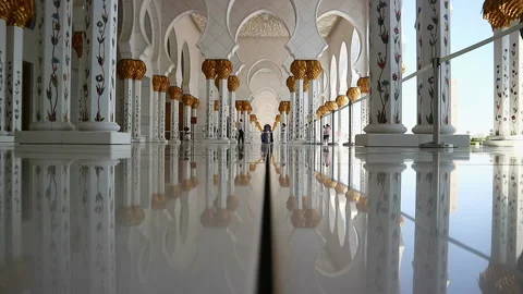 Man Walking in Sheikh Zayed Mosque, Abu Dhabi – Symmetrical Interior Vidéo 333685699
