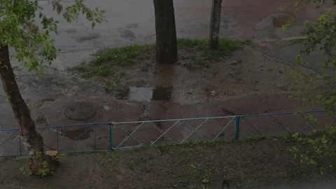 Man walking by the sidewalk at the rain Vidéo 118043492