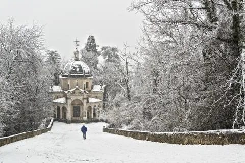 Man walking in the snowfall Foto stock