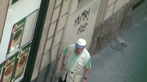 Man Walking on the street 動画素材 598625