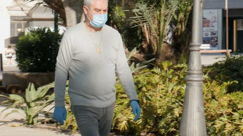 Man walking in the streets wearing face mask Video stock 129733069