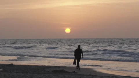 Man walking into the sunset Vídeos de archivo 275152218