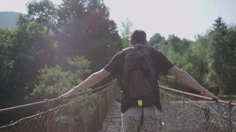 Man walking through the hanging bridge. Vídeos de archivo 76739895