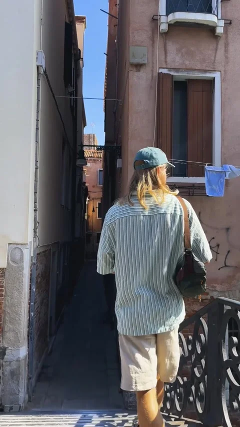 Man walking through narrow Venice streets Stock Footage 331659587