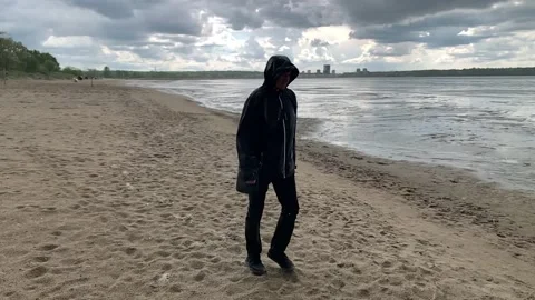 Man Walking Through Rain. Slow Motion. Vídeos de archivo 154504490