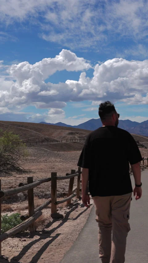Man Walking Toward Historic Borax Factory Ruins in Death Valley National Park. Vídeo Stock 342907529