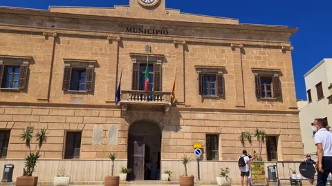 Man walking toward town hall entrance in Favignana, Sicily 库存影片 280890436