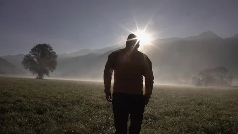 Man Walking Towards the Sun Stockbeeldmateriaal 75174568