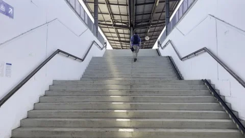 Man Walking Up Wide Steps Toward Railway Station Vídeos de archivo 342855841