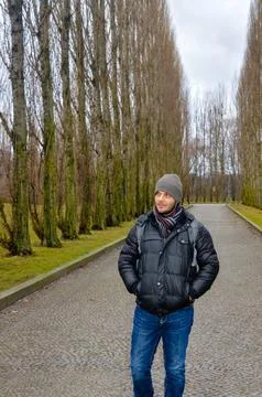 Man walking on winter path at Treptower Park Berlin. Foto stock