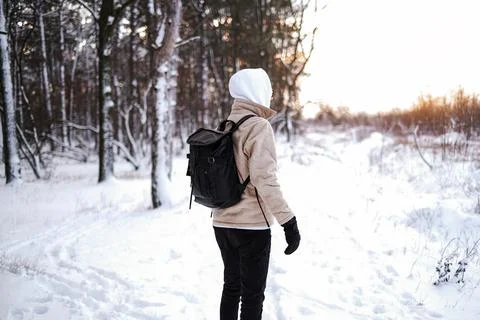 A man walks alone in the winter forest Foto stock