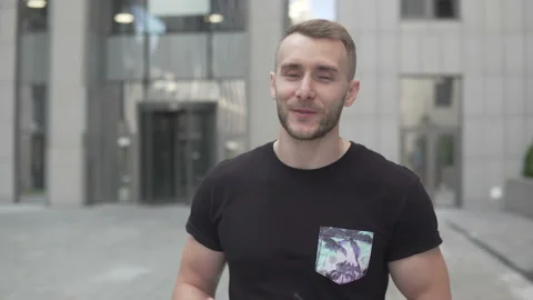 A man walks and speaks to the camera Stock-Footage 113405546
