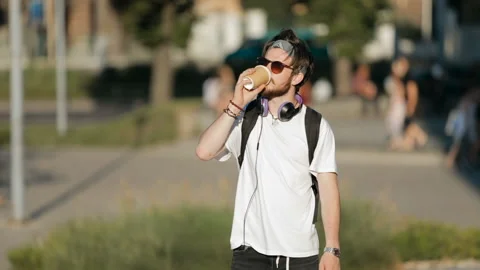 Man Walks with Coffee Vidéo 91792558