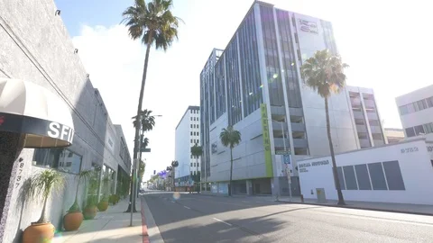 Man walks down abandoned sidewalk in Beverly Hills Video stock 127408088