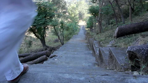 Man walks down the stone stairs Vídeos de archivo 58892278