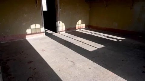 Man walks by Vídeos de archivo 132539612