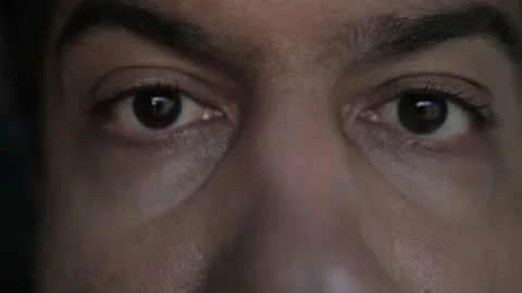 A man walks into frame and have only his eye in focus and blinking compulsively Stock-Footage 167293873