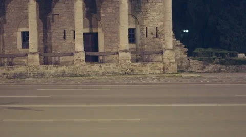 A man walks on middle of the road 库存影片 40523021