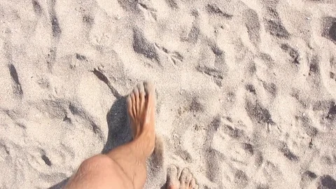 Man walks on sandy beach, top view on feet Video stock gratuito 82697915