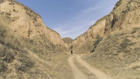 The man walks in the sandy mountains Video stock 140840671