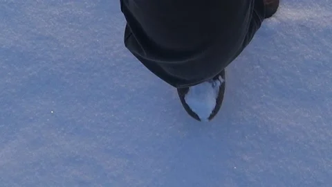 A man walks in the snow Video stock 168156612