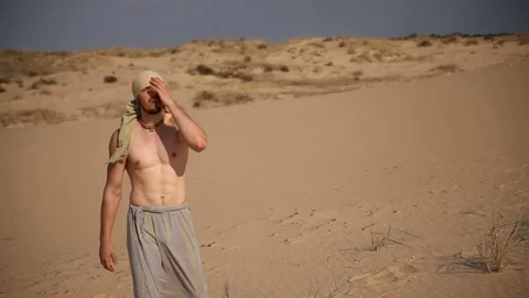 A man walks through the desert Vídeo Stock 69981805