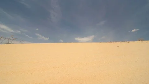 A man walks through the desert Vídeo Stock 70152526