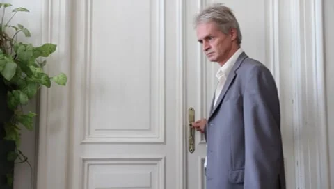 A man walks through a door in the office Vídeos de archivo 8637545