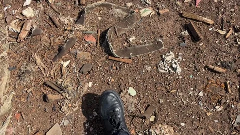 A man walks through a garbage dump. Vidéo 341672584