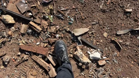 A man walks through a garbage dump. Vidéo 341672586