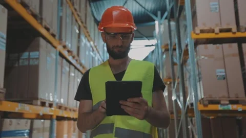 A man walks through a warehouse in slow motion. A worker walks through a modern 库存影片 249731474