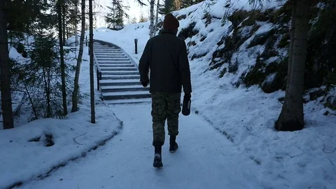 Man walks in the winter Park Vídeos de archivo 72643540
