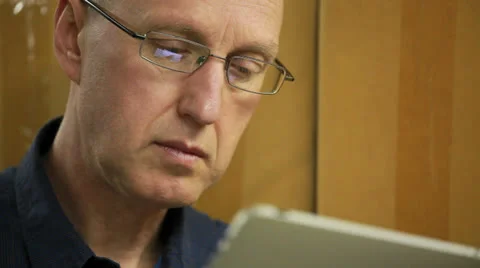 Man in a warehouse using a tablet Stockbeeldmateriaal 24525331