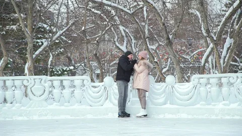 Man Warming Hands of Girlfriend while Ice Skating Vídeo Stock 123836515