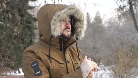 Man is warming his hands Video stock 86363964