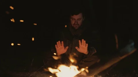 Man warms his hands by the fire2 Video stock 128919003