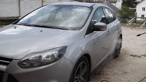 A man washes the car himself. Видео 108849978