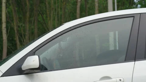 A man washes the car windows with a cloth before applying an anti-rain coating. Vídeos de archivo 336913808