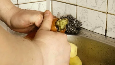 Man washes carrots Vídeos de archivo 78420079