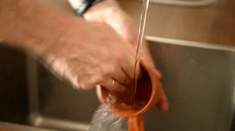Man washes a cup 스톡 동영상 47498662