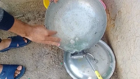 A man is washes dishes 動画素材 144817313