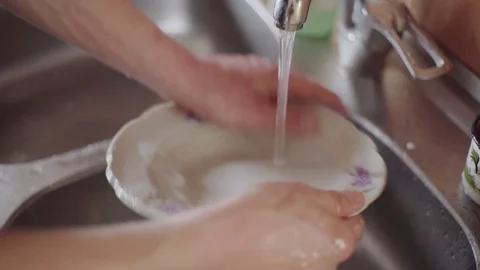 A man washes dishes in the kitchen Stock-Footage 129100934